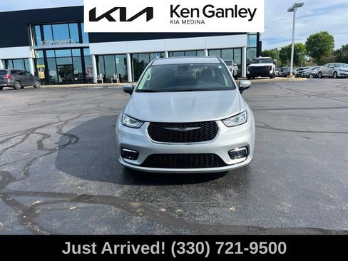 Used 2023 Chrysler Pacifica Touring-L FWD image 2
