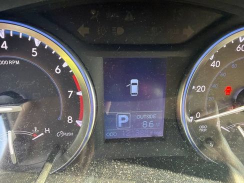 Used 2015 Toyota Highlander Plus FWD image 12