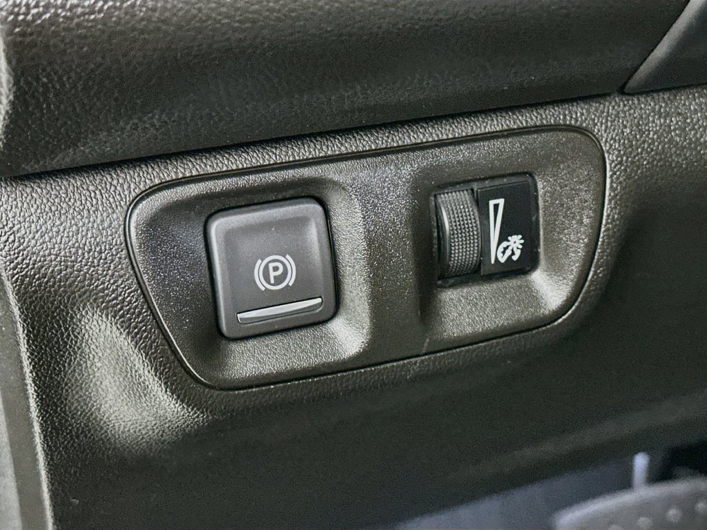 Used 2023 GMC Acadia SLE w/ Driver Convenience Package FWD image 15