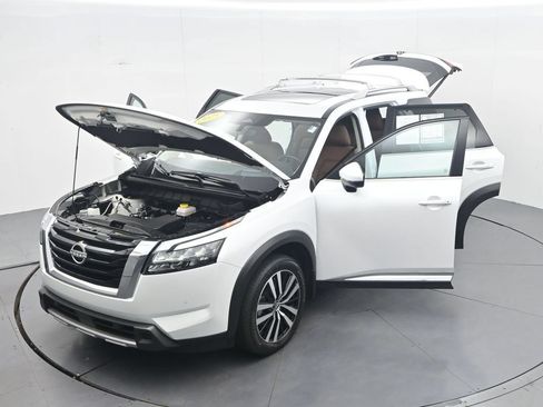 Used 2025 Nissan Pathfinder Platinum FWD image 50