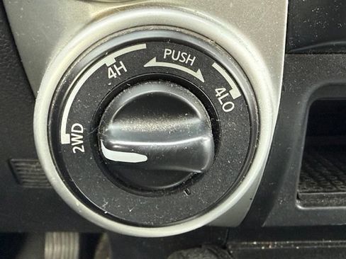Used 2019 Nissan Titan SV w/ SV Convenience Package AWD/4WD image 22
