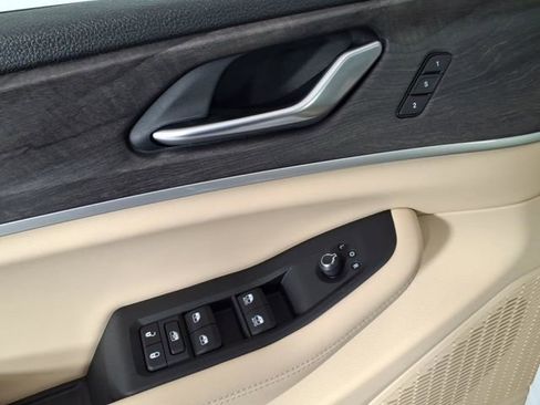 Used 2023 Jeep Grand Cherokee L Limited AWD/4WD image 15