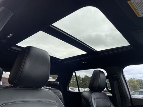 Used 2020 Ford Explorer XLT w/ Equipment Group 202A image 5