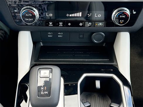 New 2025 Mitsubishi Outlander SE image 16