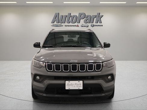 Used 2024 Jeep Compass Latitude AWD/4WD image 4