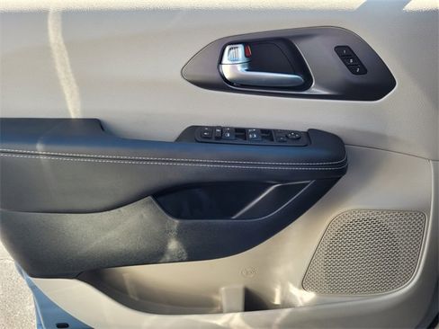 Certified 2024 Chrysler Pacifica Touring-L image 21