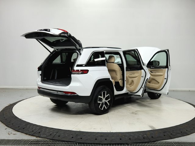 Used 2024 Jeep Grand Cherokee Limited AWD/4WD image 16