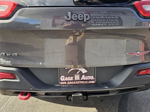 Used 2018 Jeep Cherokee Trailhawk AWD/4WD image 16
