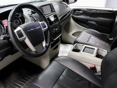 Used 2016 Chrysler Town & Country Touring FWD image 25