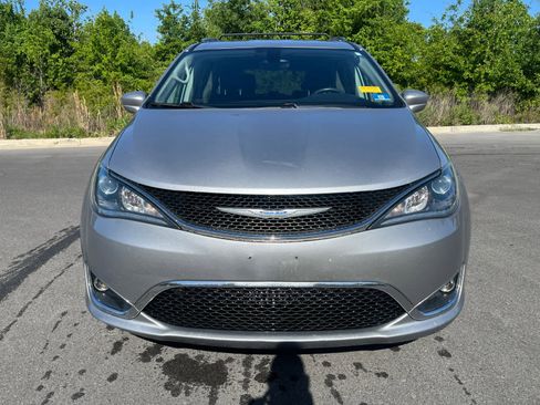 Used 2018 Chrysler Pacifica Touring-L image 3