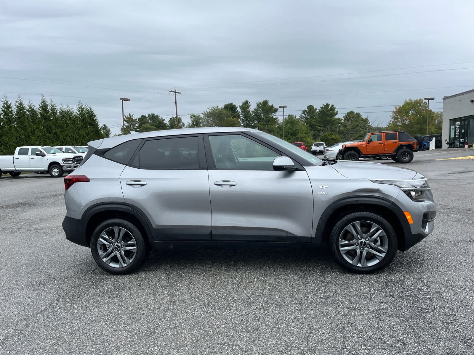 Used 2022 Kia Seltos LX AWD/4WD image 2