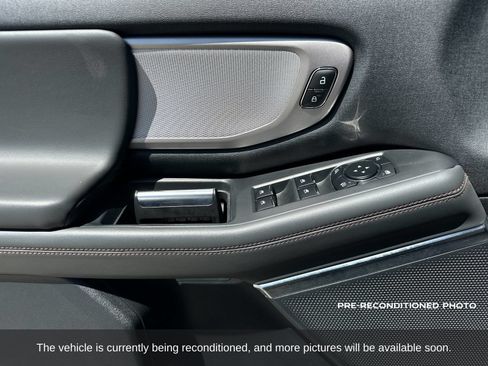 Used 2025 Ford Expedition Active RWD image 13