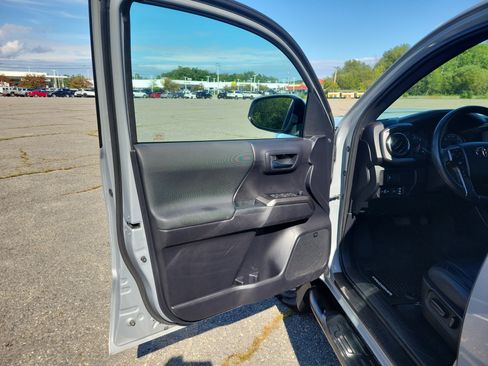Used 2021 Toyota Tacoma TRD Sport w/ TRD Premium Sport Package AWD/4WD image 15