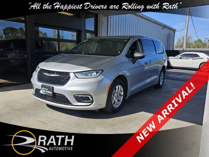 Used 2023 Chrysler Pacifica Touring-L
