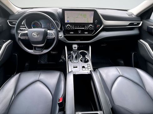 Used 2023 Toyota Highlander XLE image 15