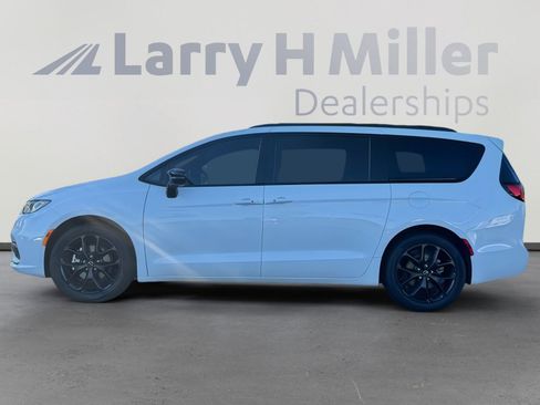 New 2026 Chrysler Pacifica Limited w/ S Appearance Package image 2