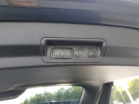 Certified 2022 Ford Explorer XLT image 9