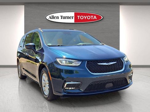 Used 2022 Chrysler Pacifica Touring-L FWD image 2