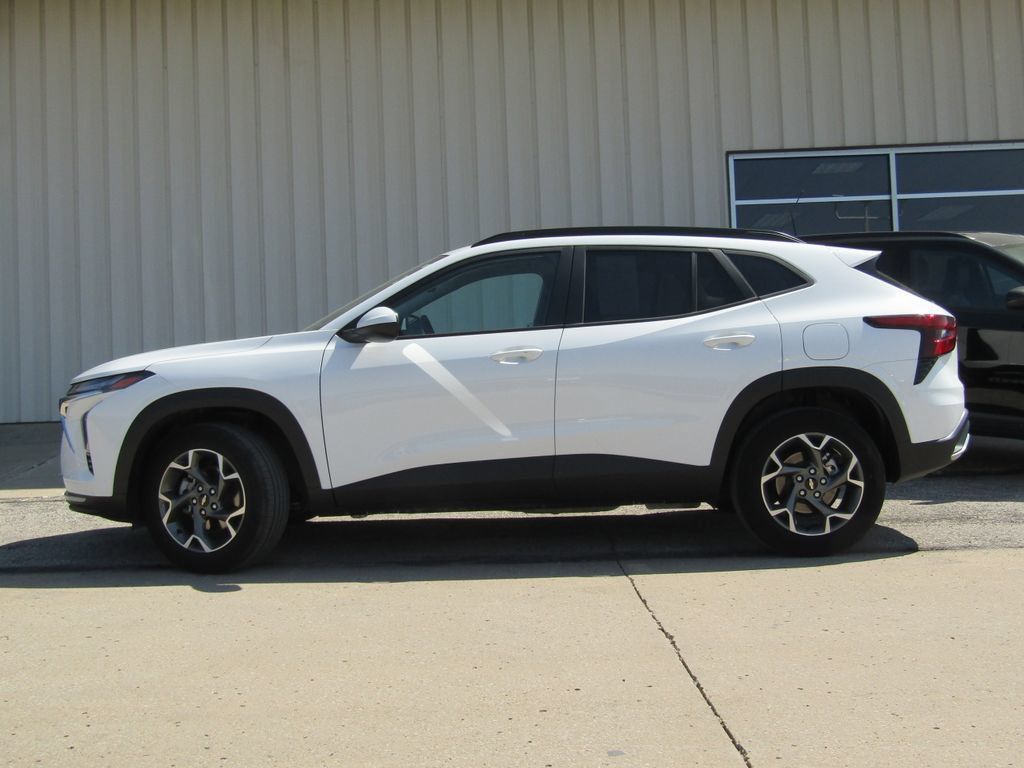 Used 2025 Chevrolet Trax LT w/ LT Convenience Package FWD image 11