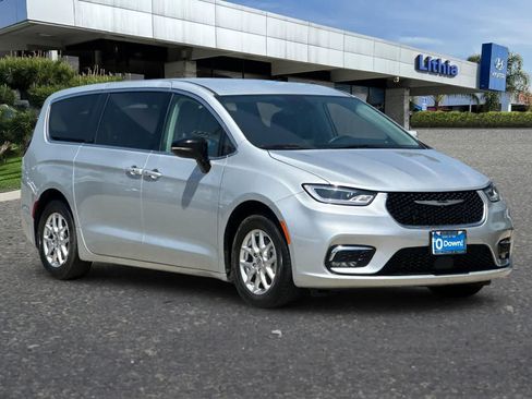 Used 2024 Chrysler Pacifica Touring-L FWD image 10