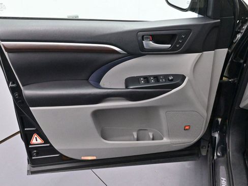 Used 2016 Toyota Highlander Limited Platinum image 10