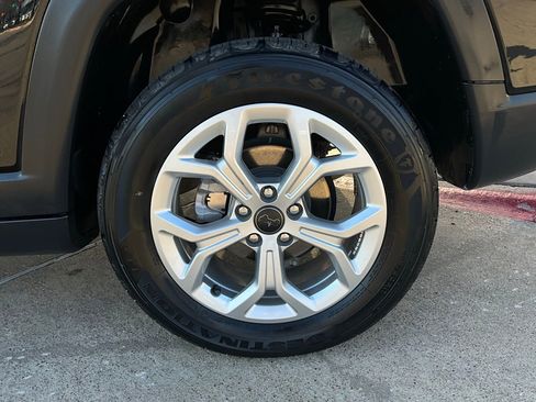 Used 2025 Jeep Compass Latitude image 9