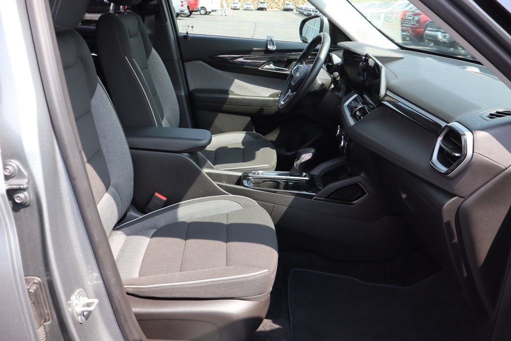 Used 2025 Chevrolet TrailBlazer LT w/ LT Cold Weather Package FWD image 23