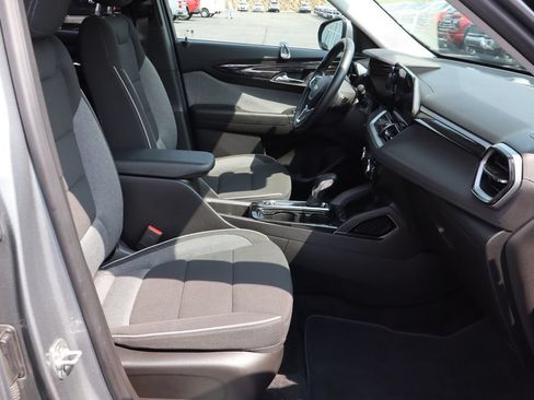 Used 2025 Chevrolet TrailBlazer LT w/ LT Cold Weather Package FWD image 23