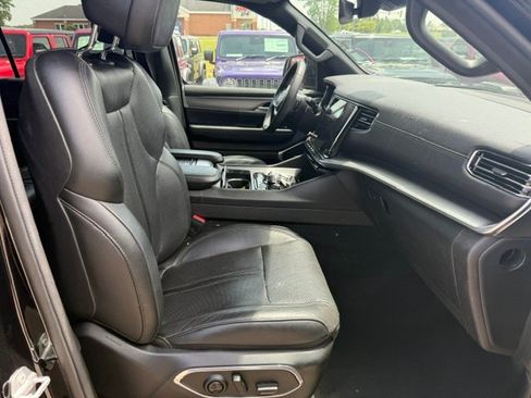 Used 2023 Jeep Wagoneer L Series II AWD/4WD image 6