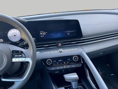 Certified 2025 Hyundai Elantra SEL FWD image 7