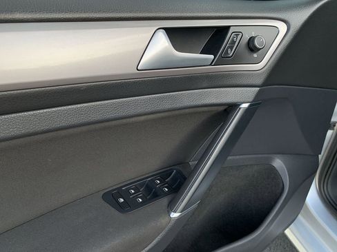 Used 2015 Volkswagen e-Golf Limited Edition image 15