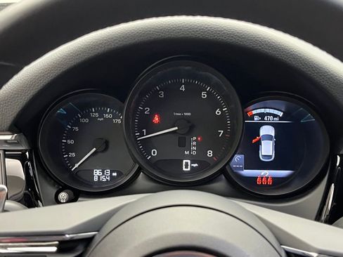 Used 2025 Porsche Macan image 11