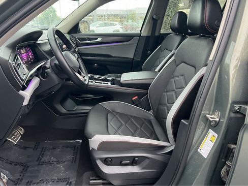 Used 2024 Volkswagen Atlas Peak Edition SE AWD/4WD image 29