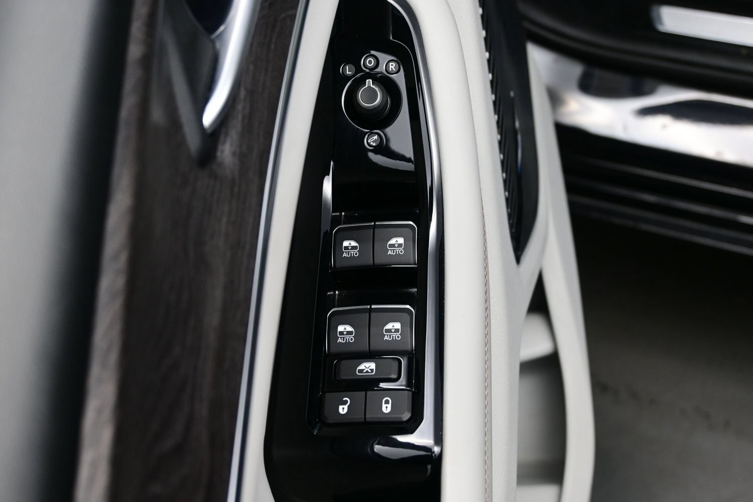 Used 2022 Jeep Grand Cherokee Overland AWD/4WD image 13