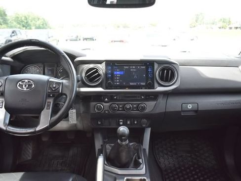 Used 2018 Toyota Tacoma SR5 AWD/4WD image 34