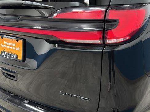 Used 2025 Chrysler Pacifica Limited image 34