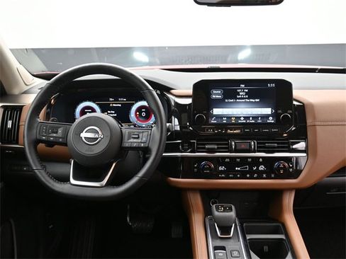 Used 2025 Nissan Pathfinder Platinum image 12