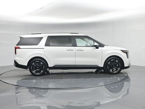 Used 2025 Kia Carnival EX image 30