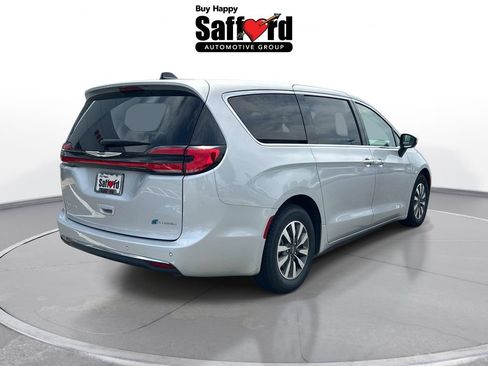Used 2023 Chrysler Pacifica Touring-L FWD image 8