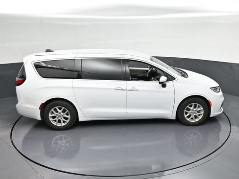 Used 2023 Chrysler Pacifica Touring-L FWD image 25