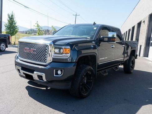 Used 2017 GMC Sierra 2500 Denali w/ Suspension Package, Off-Road AWD/4WD image 3