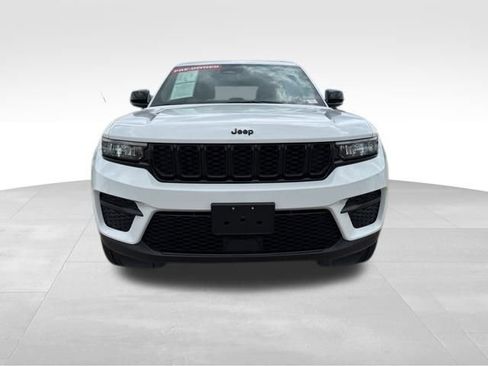 Used 2023 Jeep Grand Cherokee Altitude AWD/4WD image 3