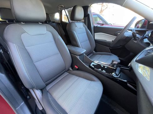 Used 2025 Chevrolet Trax LT image 36