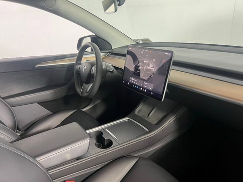 Used 2025 Tesla Model Y Long Range image 31