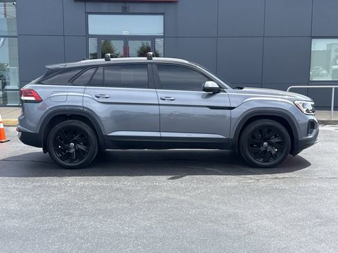Used 2024 Volkswagen Atlas Cross Sport SE AWD/4WD image 2