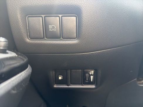 Used 2020 Toyota C-HR XLE image 18