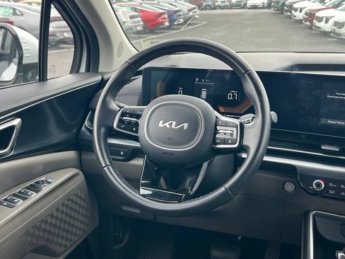 Used 2025 Kia Carnival FWD image 16