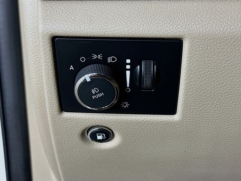 Used 2017 Jeep Grand Cherokee Limited w/ Luxury Group II image 17