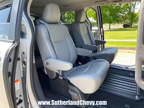 Used 2024 Toyota Sienna XLE AWD/4WD image 32