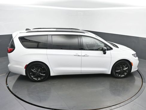 Used 2025 Chrysler Pacifica Limited FWD image 47